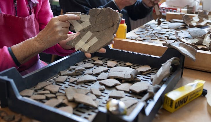 Archeologisch materiaal puzzelen in de archeohub