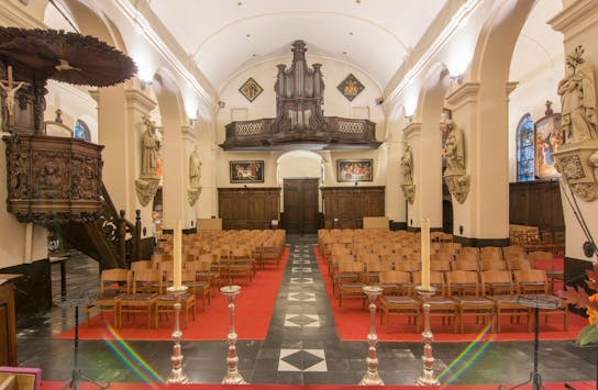Interieur van de Sint-Niklaaskerk met zicht op het Van Peteghem-orgel