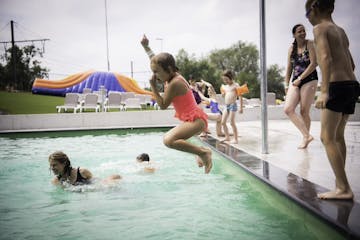 Zwemmen tijdens de zomervakantie bij LAGO Kortrijk Weide