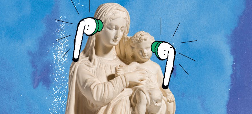 Mariabeeld met audio-oortjes in de oren