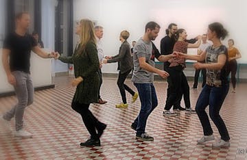 Swing danslessen voor beginners, solo en in koppel - online én fysiek