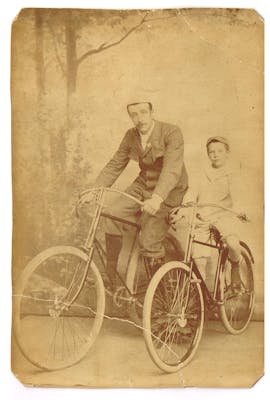 Foto uit de collectie - 1895 Victor Boin met papa Leon Boin op de fiets.